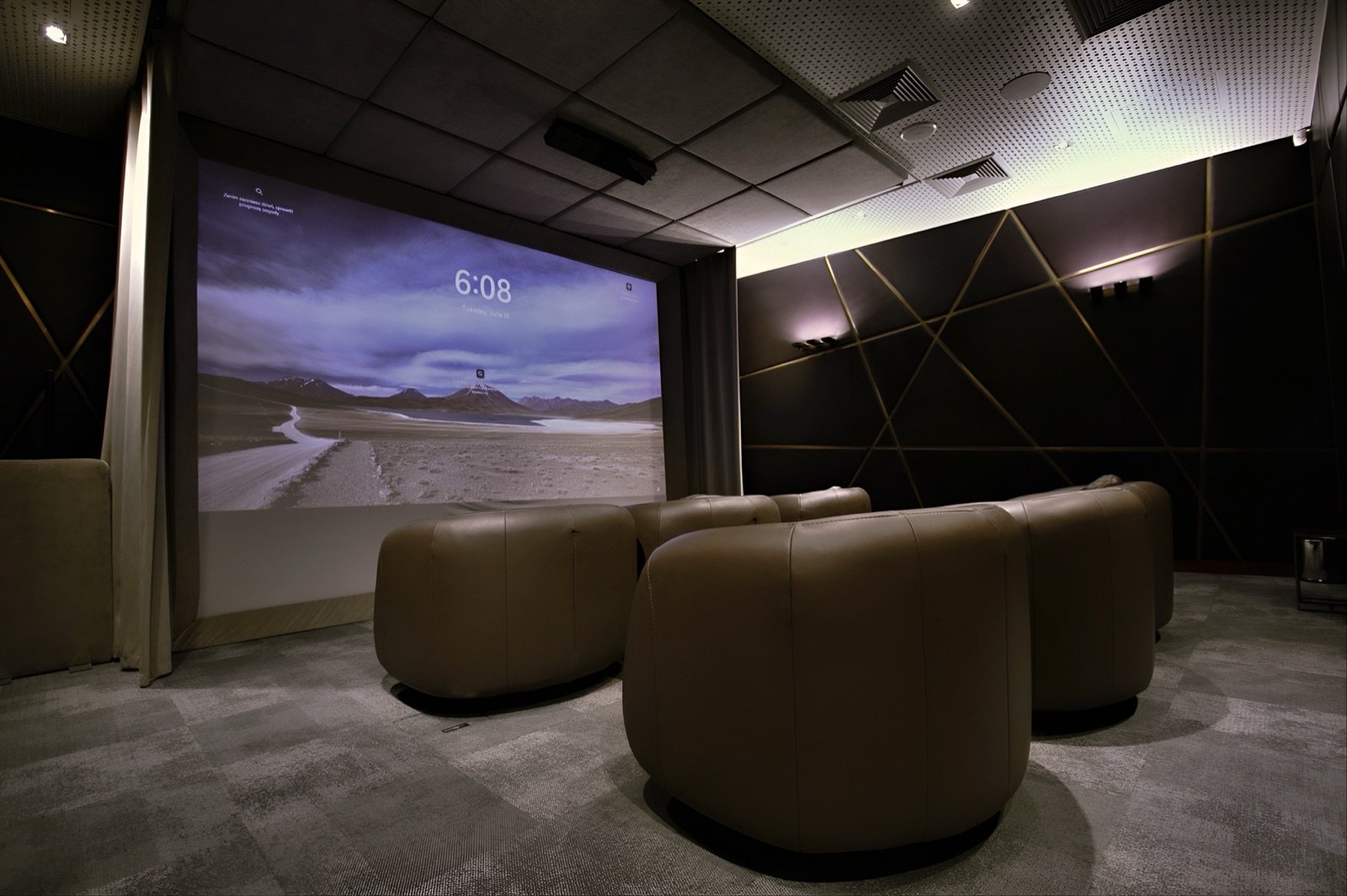 Złota 44: kino i symulator golfa Prywatne kino i symulator golfa na 8. piętrze Złotej 44